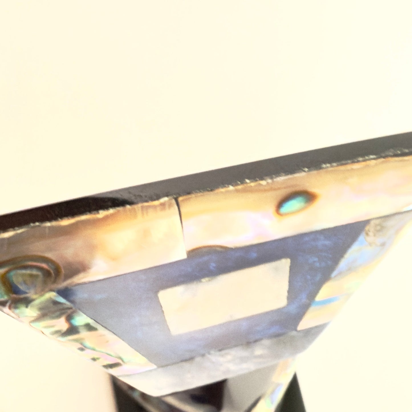 Mexicansk figur udskåret i sort obsidian med bl.a. perlemors indlæg 