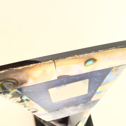 Mexicansk figur udskåret i sort obsidian med bl.a. perlemors indlæg 