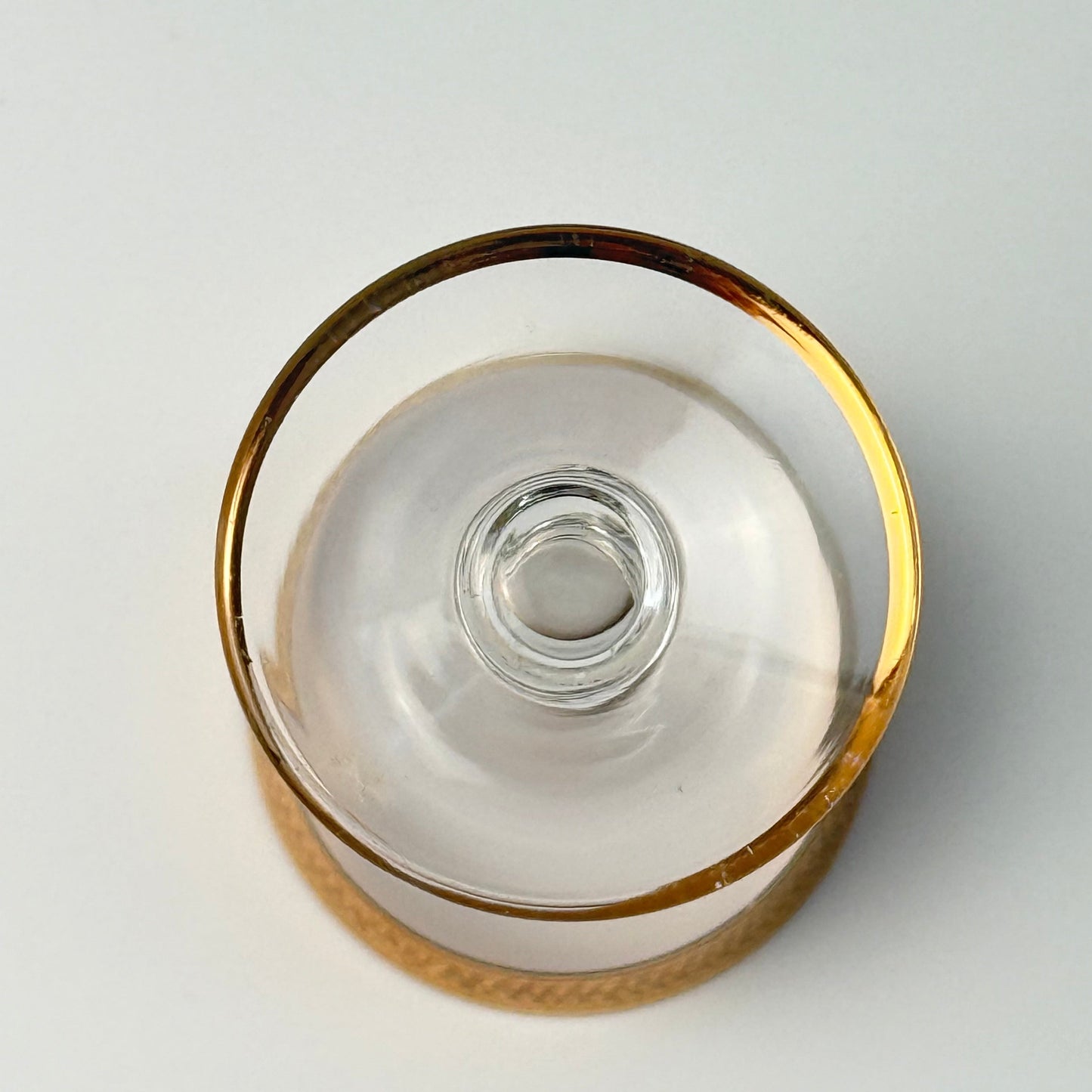 Lyngby Glas Tosca snapseglas i krystal med bred ciseleret guldkant, 1960'erne