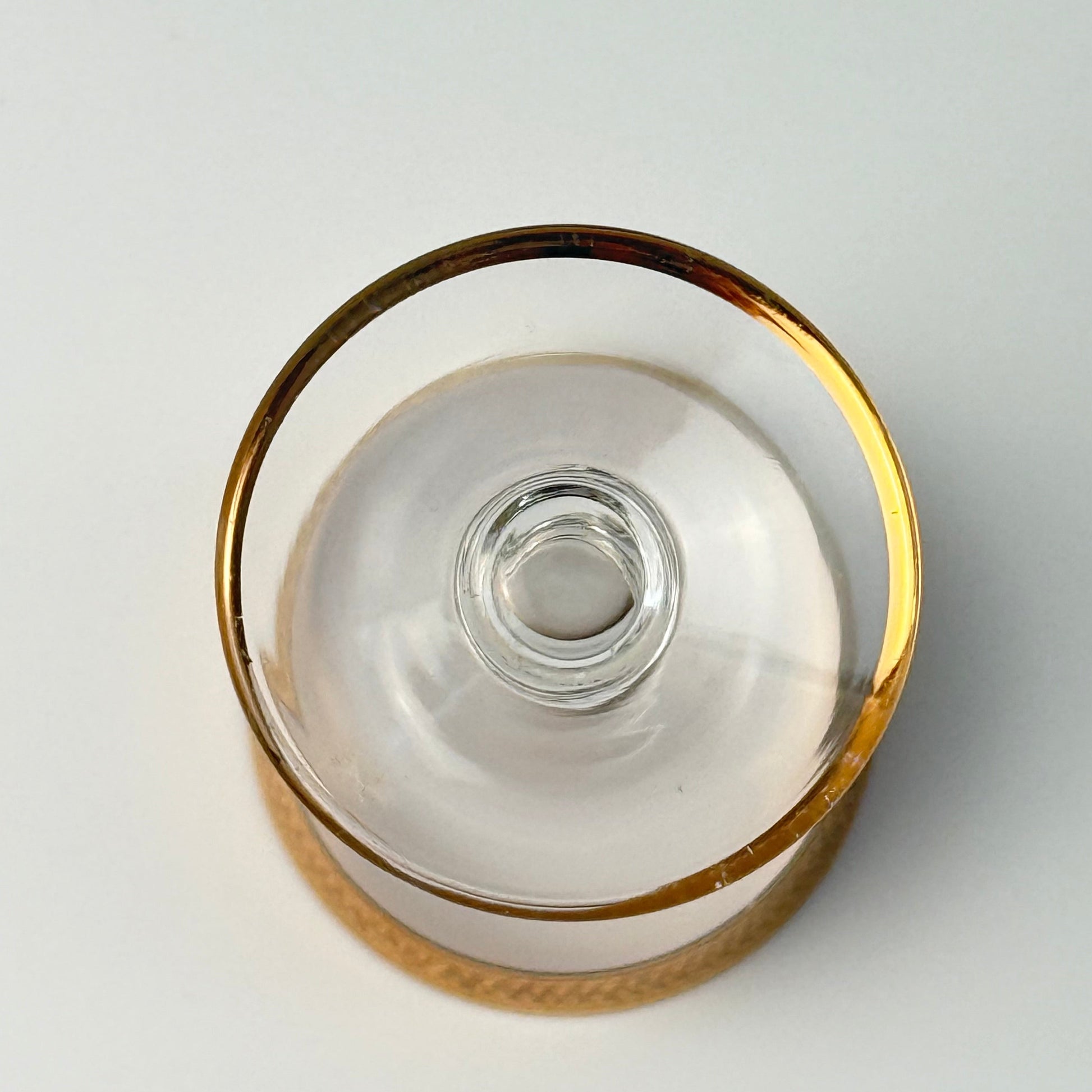 Lyngby Glas Tosca snapseglas i krystal med bred ciseleret guldkant, 1960'erne