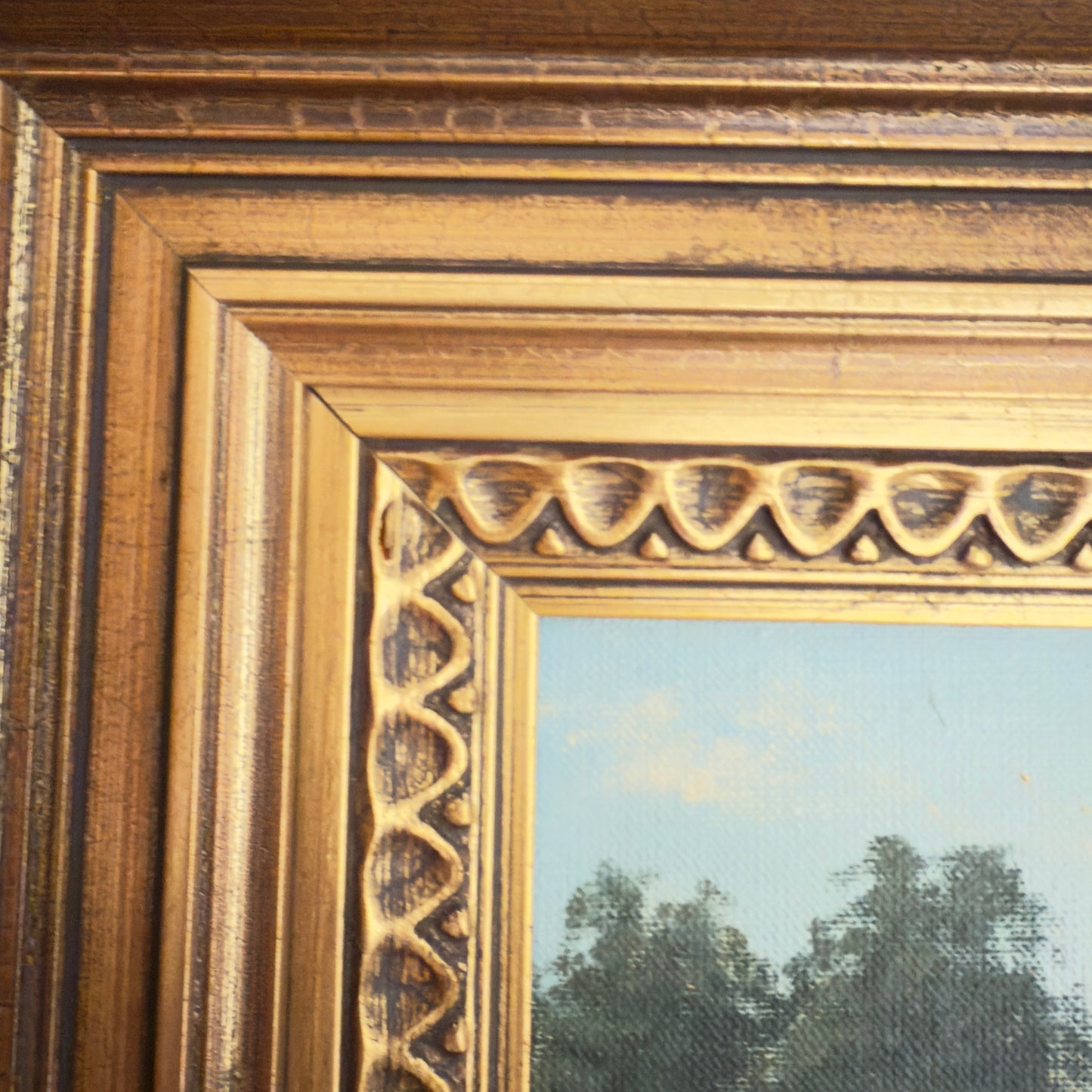 Originalt maleri af Kay Birkmose med dansk landbrugsmotiv i forgyldt ramme