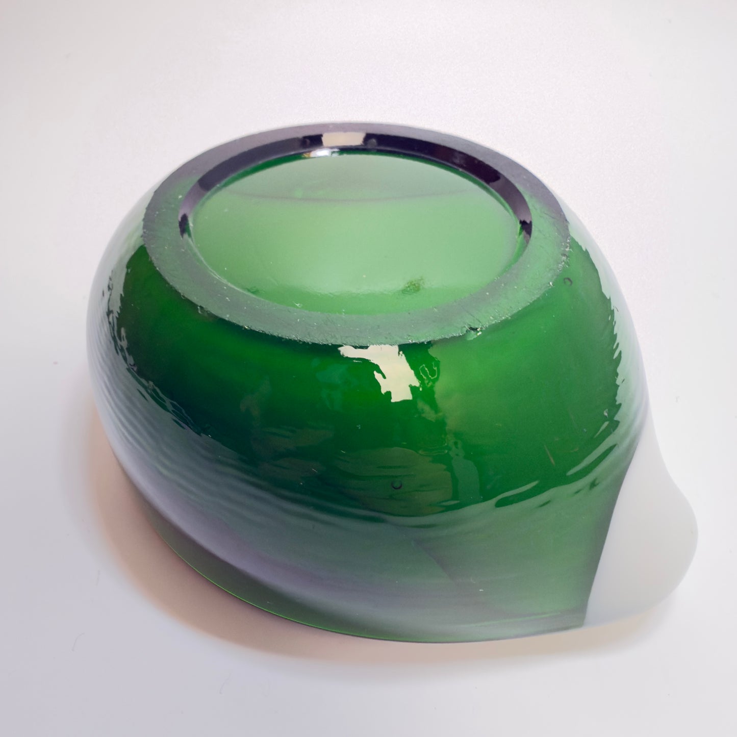 Vintage grøn/hvid skål i mundblæst kunstglas – mid-century skål