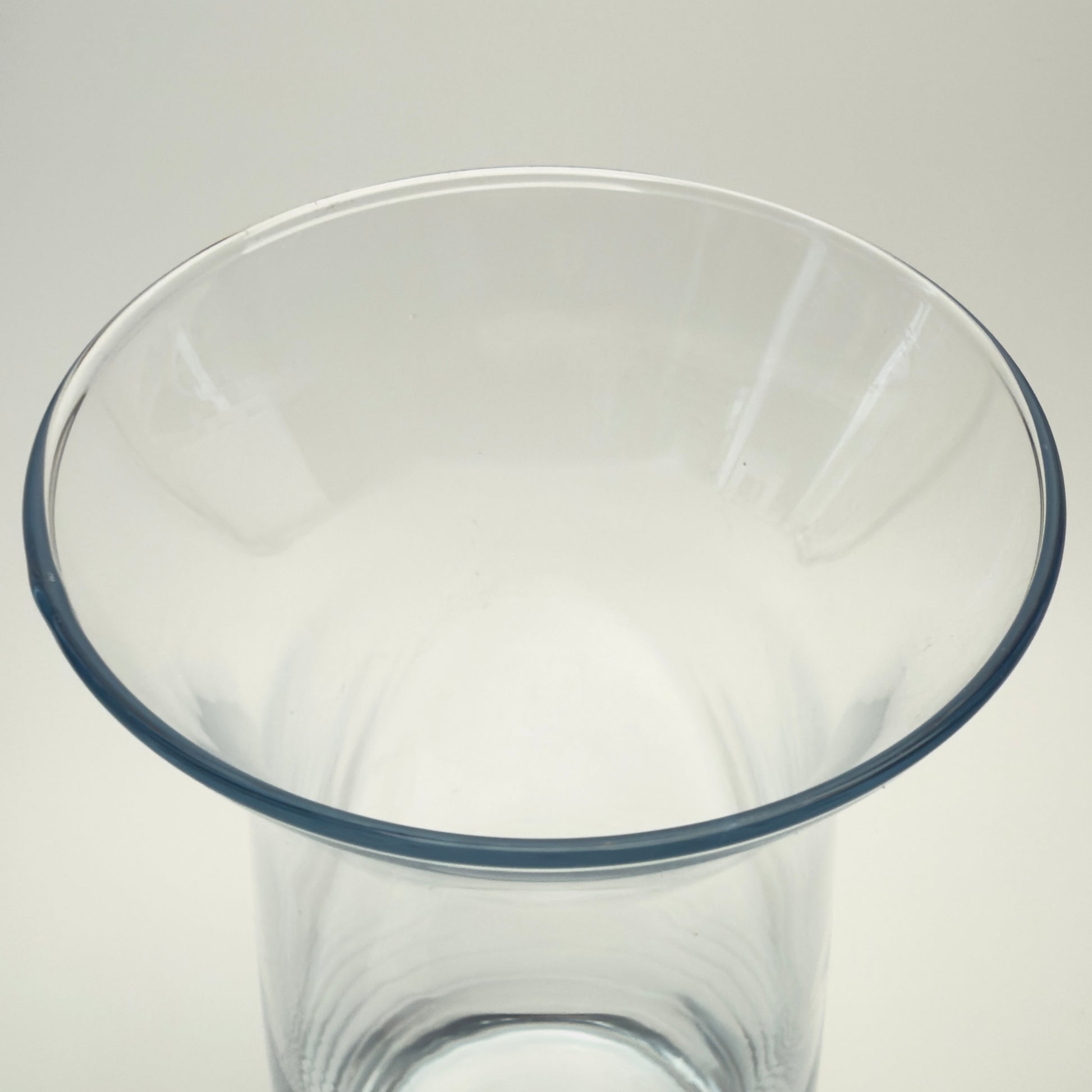 Glasvase i klart glas med svunget form, 26 cm