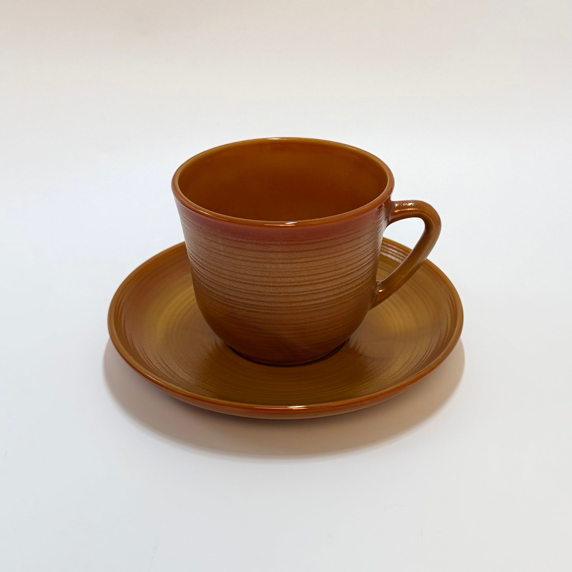 Arcopal France kop med underkop – brun/amber – fransk vintage glas