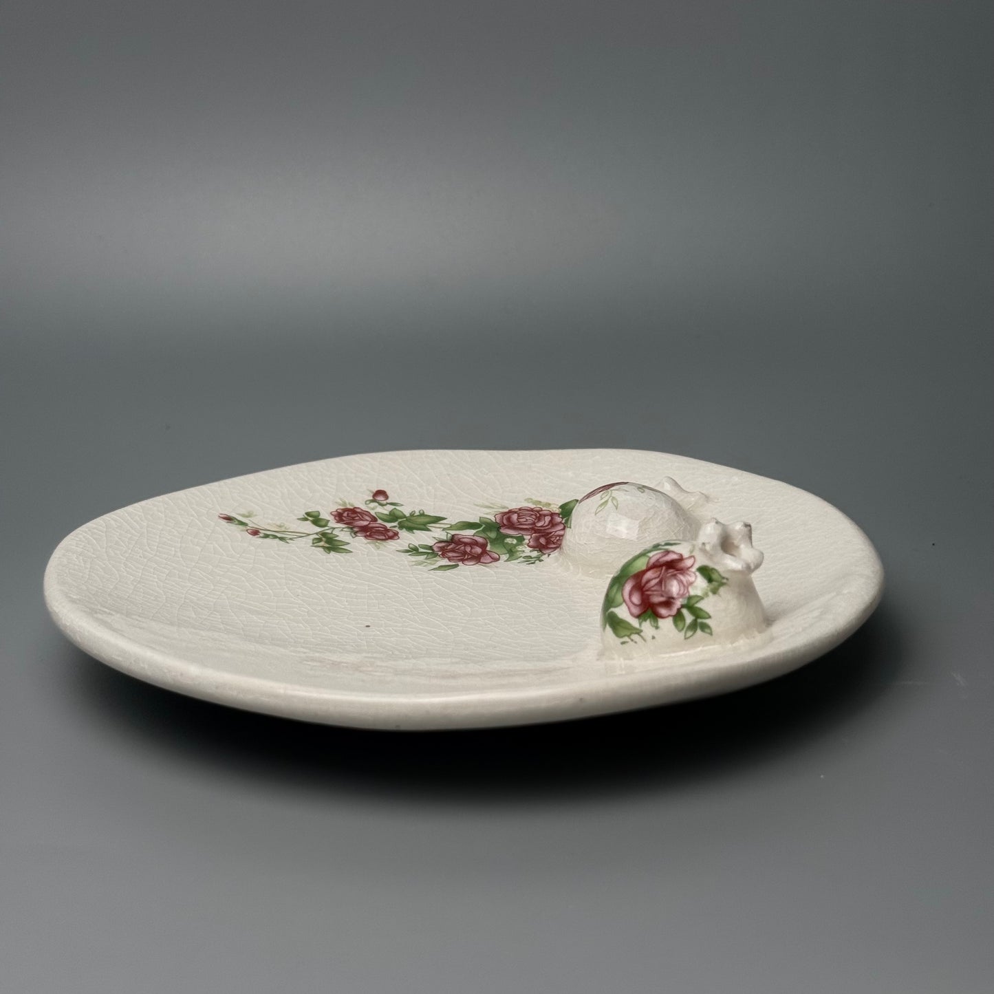 Vintage smykkefad i krakeleret fajance med rosedekor og granatæbler - midcentury