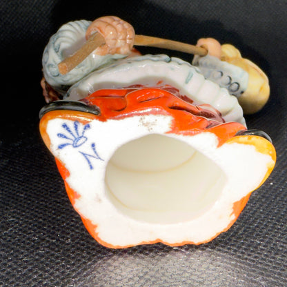 Italiensk håndmalet keramikfigur – alterdreng med kollektpose, Capodimonte-inspireret