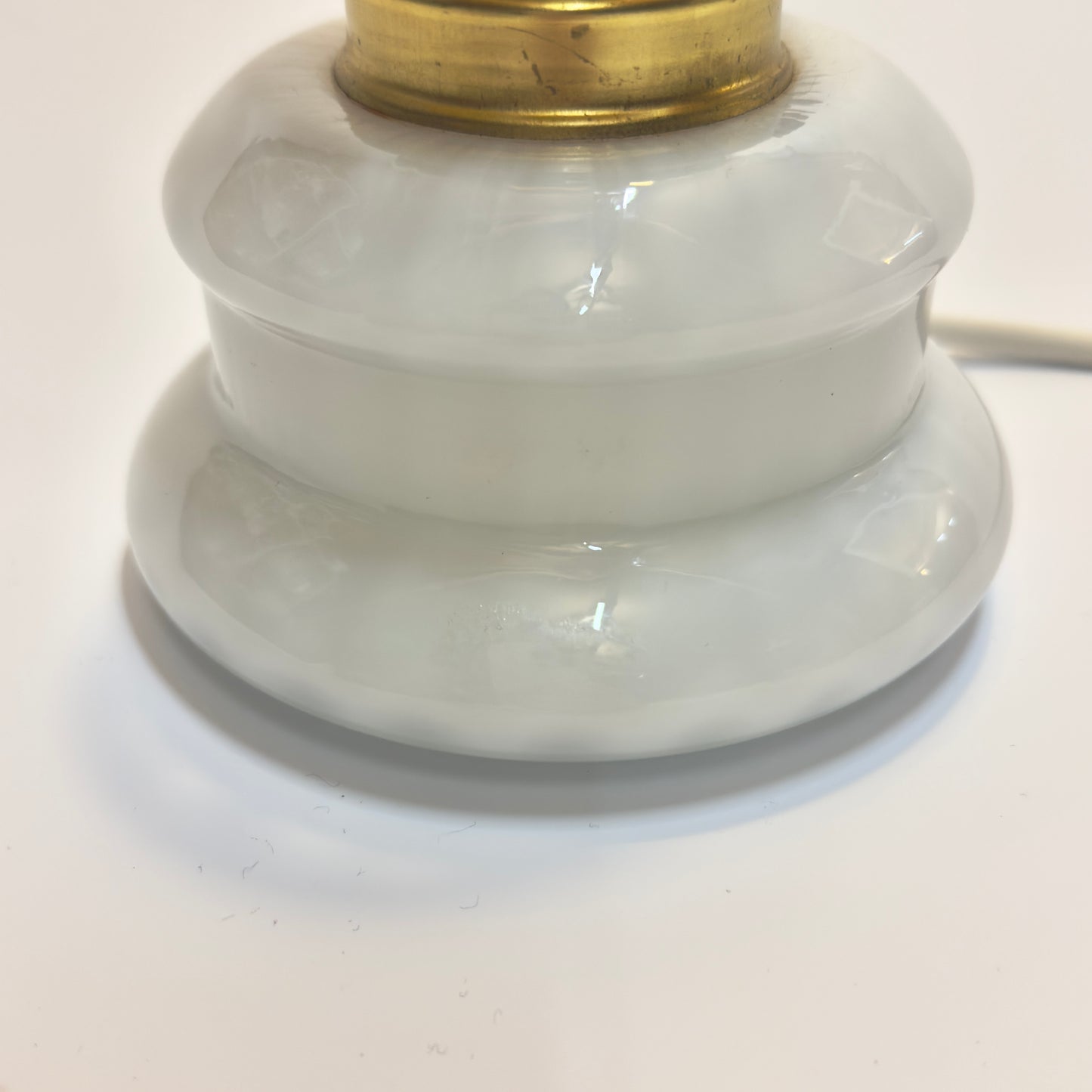 Holmegaard “Dagmar Mini” fadlampe – hvid opalglas, messing