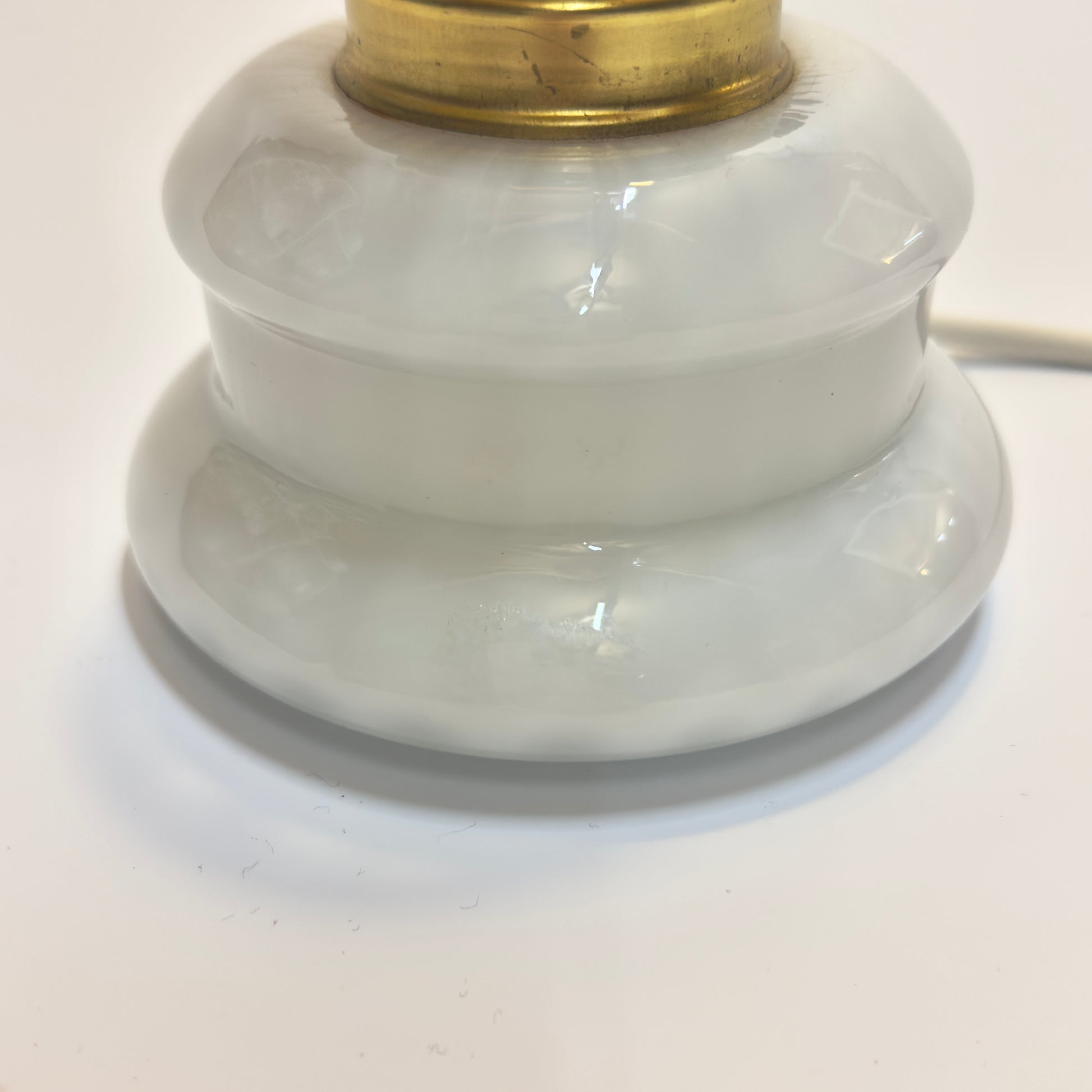 Holmegaard “Dagmar Mini” fadlampe – hvid opalglas, messing