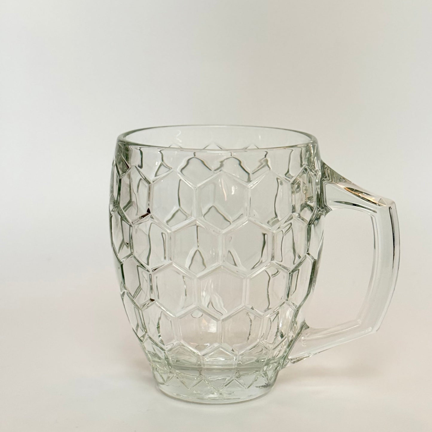 Erik Bagger ølkrus i solidt presset glas med hexagonmønster - 40 cl