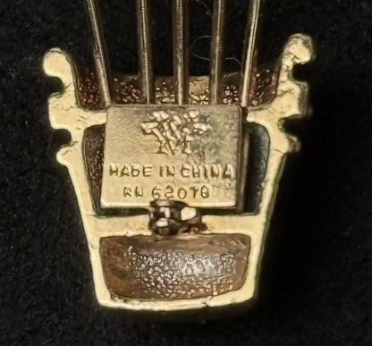 Vintage broche med fingerbøl og hattepinde – guldfarvet samlersmykke