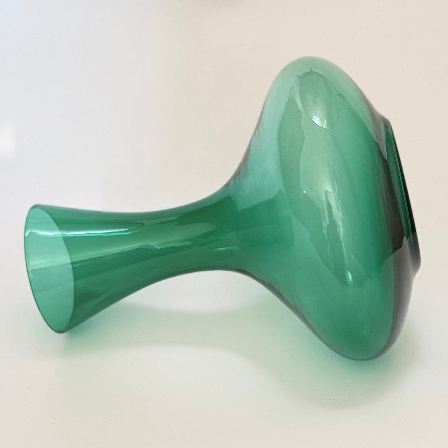 Skandinavisk grøn glas­karaffel i mundblæst kunstglas, ca. 1960’erne