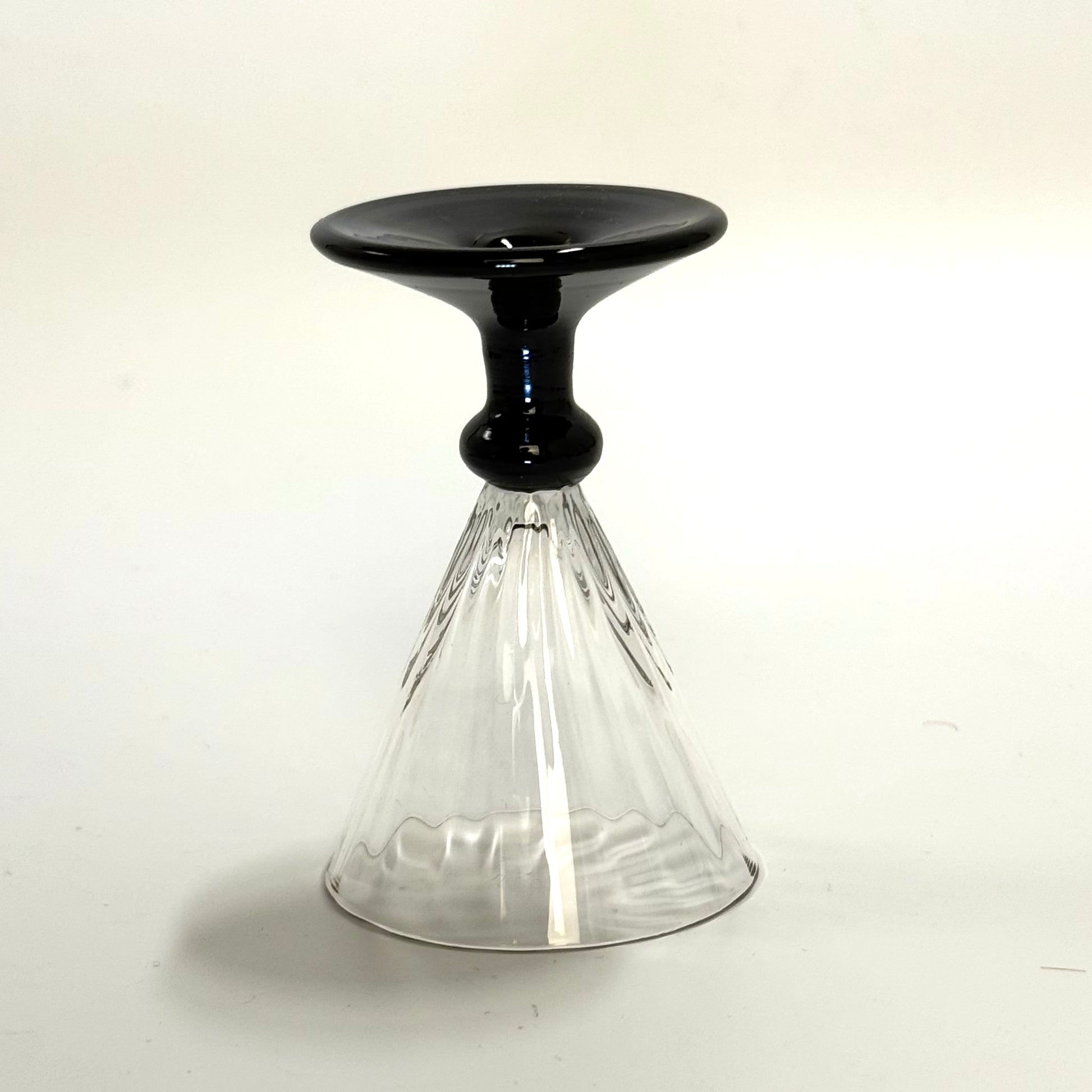 Holmegaards Klintholm med optiske striber og sort stilk og fod, snapseglas 