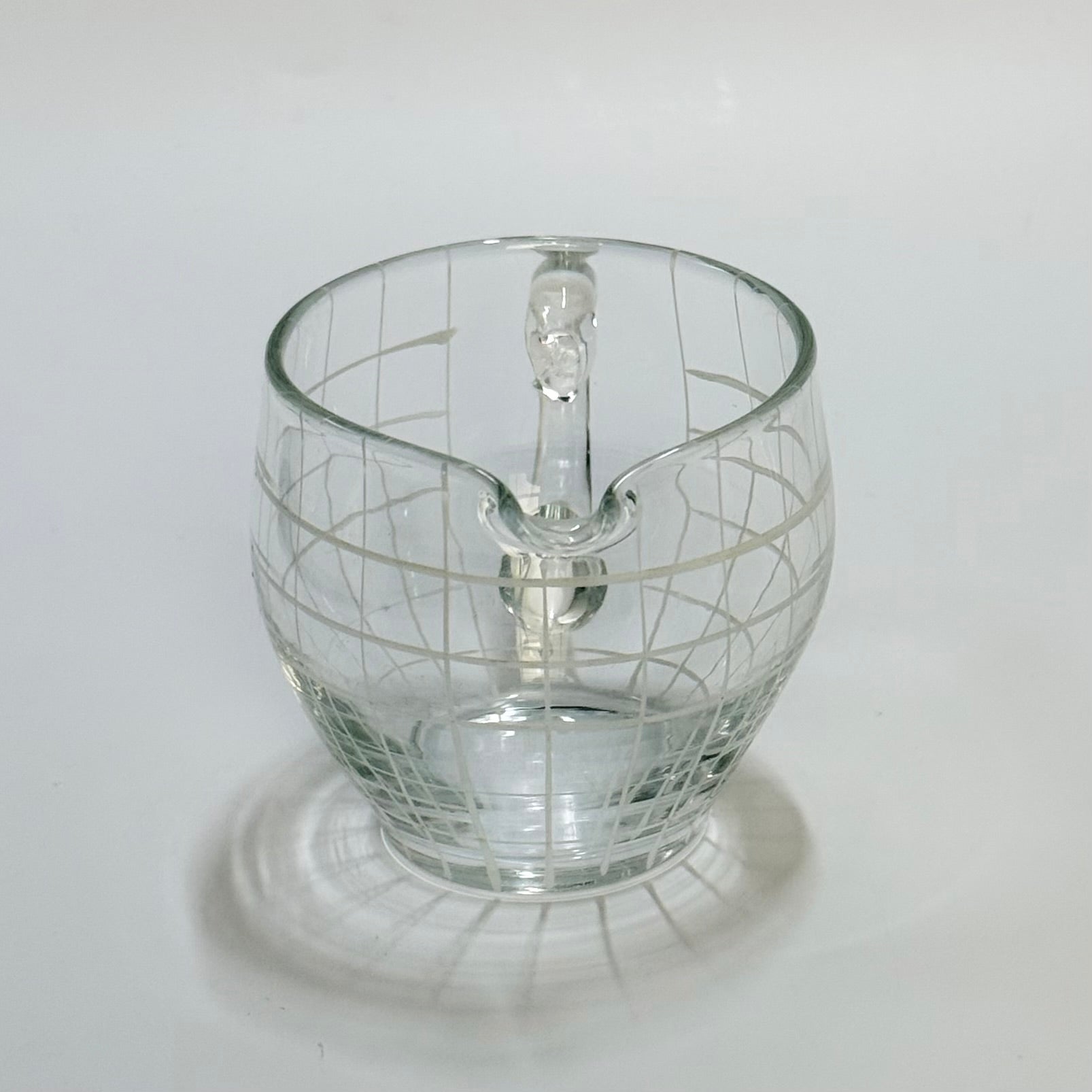 Vintage flødekande i klart glas med hvidt gittermønster – mid century design