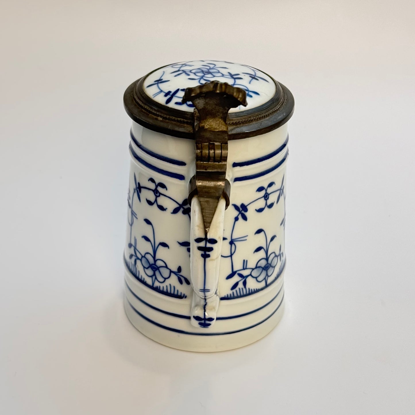 Lithophane ølkrus i porcelæn med tinlåg, 1930-40'erne