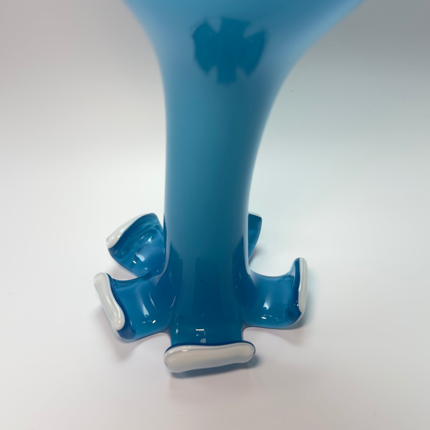 Mundblæst glasvase i hvid og blå opalglas