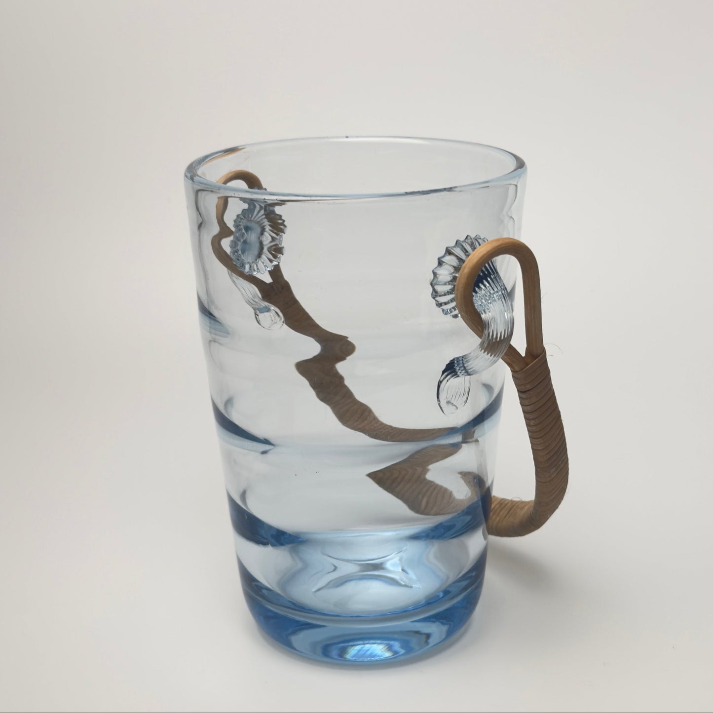Holmegaard vintage isspand i lyseblåt glas med rattan hank, 1930-1950'erne