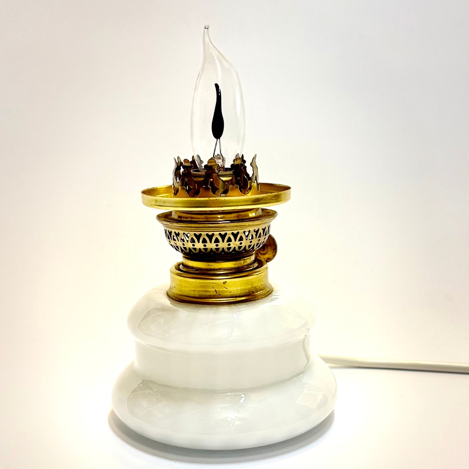 Holmegaard “Dagmar Mini” fadlampe – hvid opalglas, messing