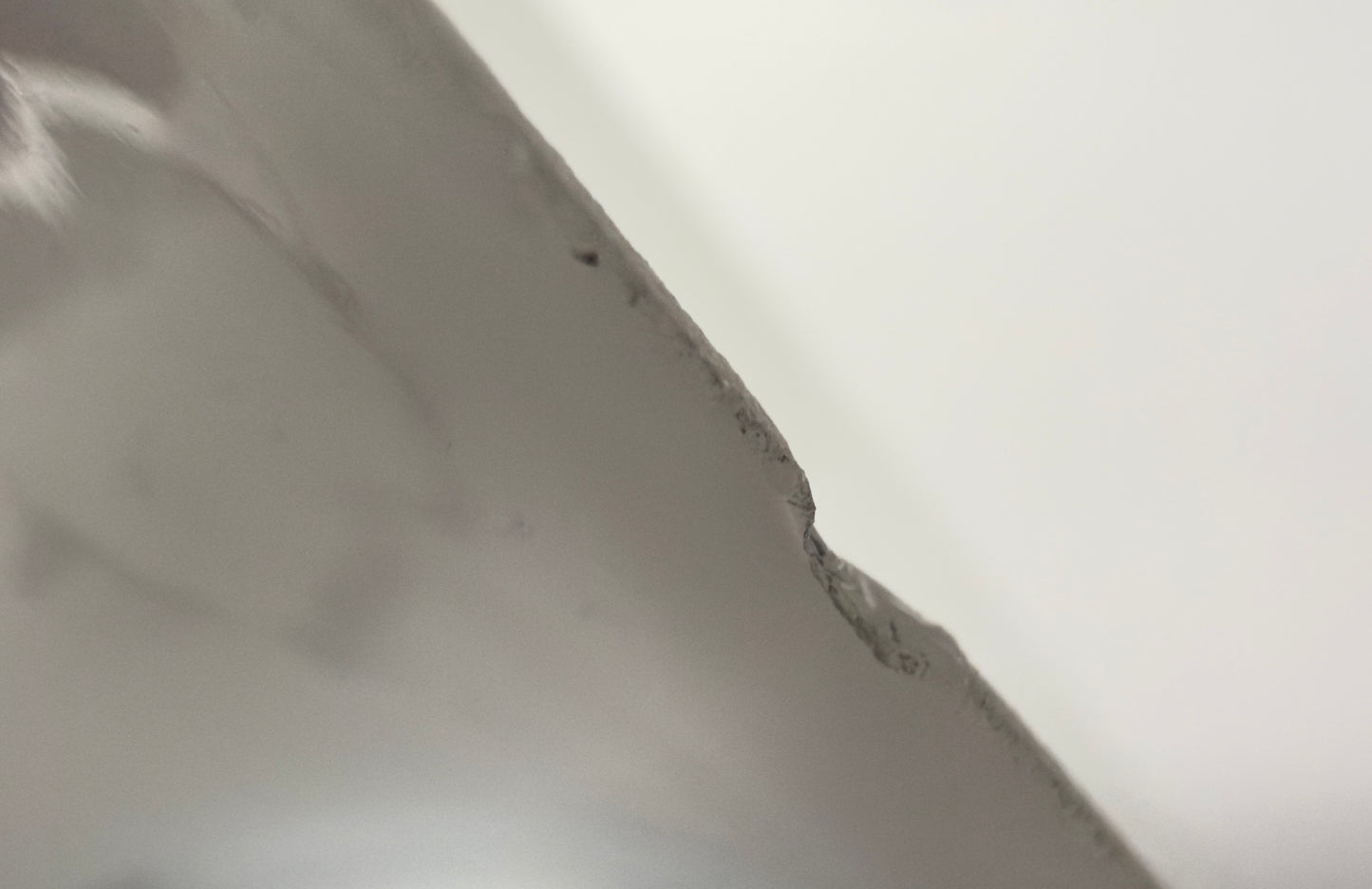 Opalglas-Pendelleuchte mit Messingaufhängung – ca. 1940–1950er Jahre