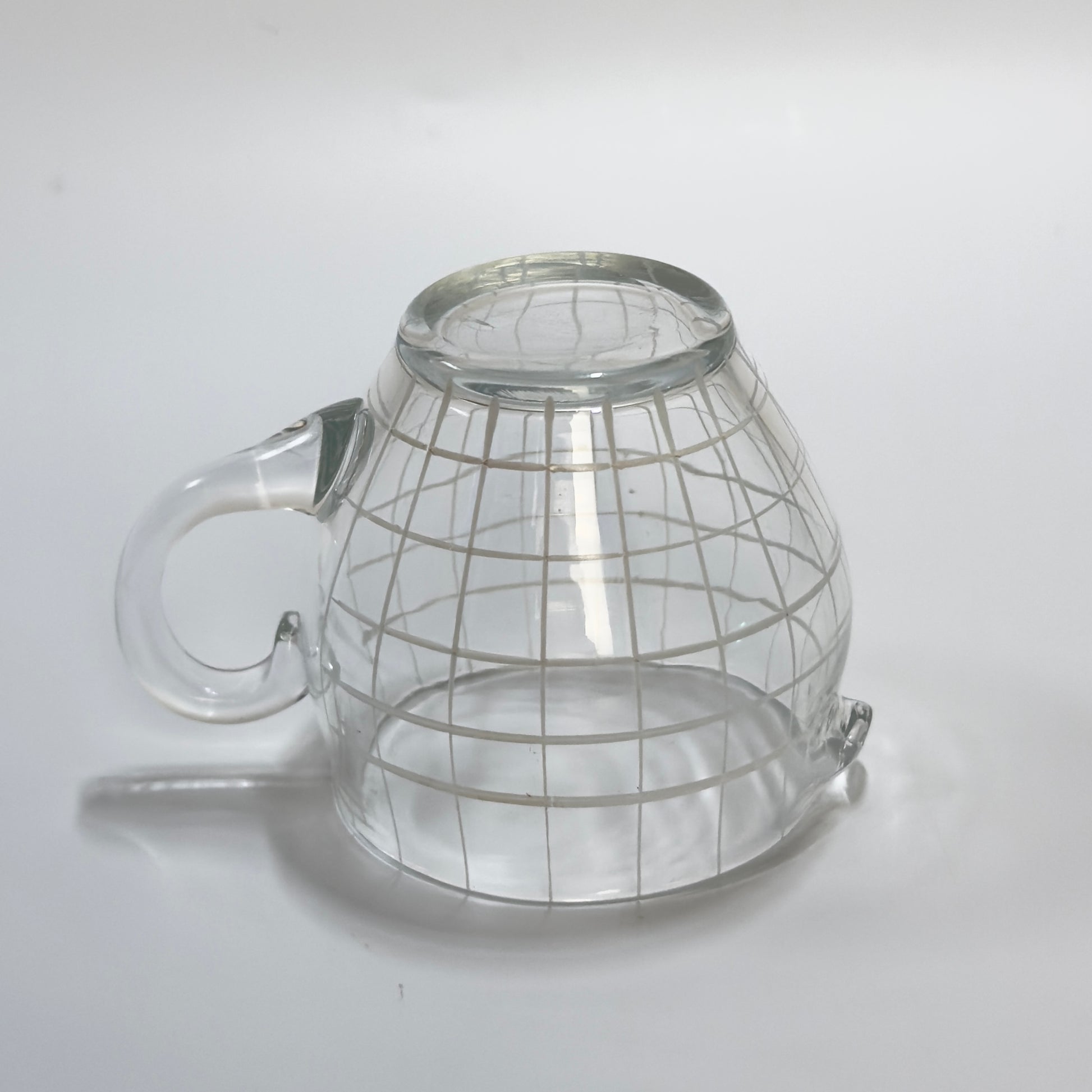 Vintage flødekande i klart glas med hvidt gittermønster – mid century design