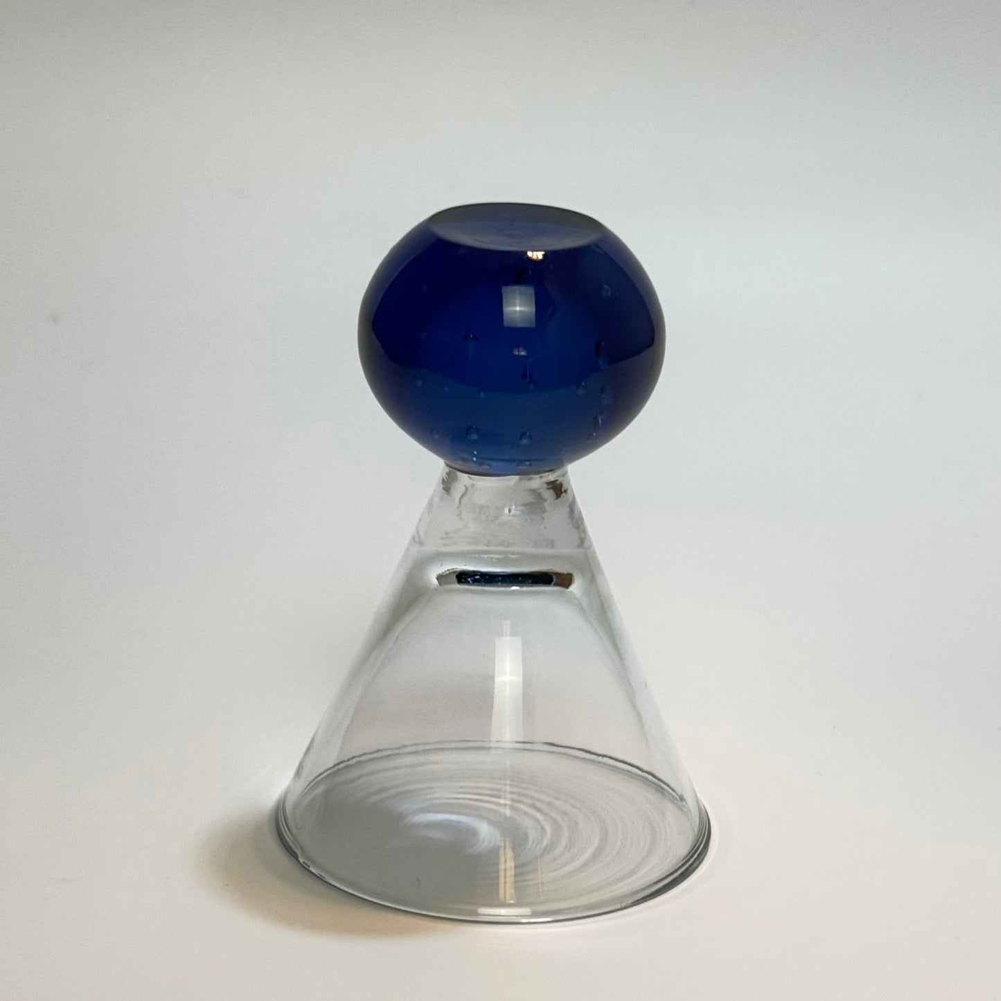 Vintage martiniglas med blå kuglestilk – midcentury stil