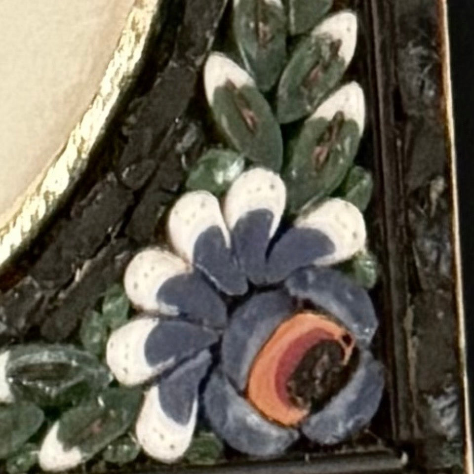 Italiensk mikromosaik fotoramme i forgyldt messing med blomster, 1920-1950