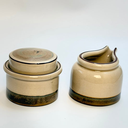 Bing & Grøndahl stoneware 303 – flødekande og sukkerskål med Låg – vintage stentøj