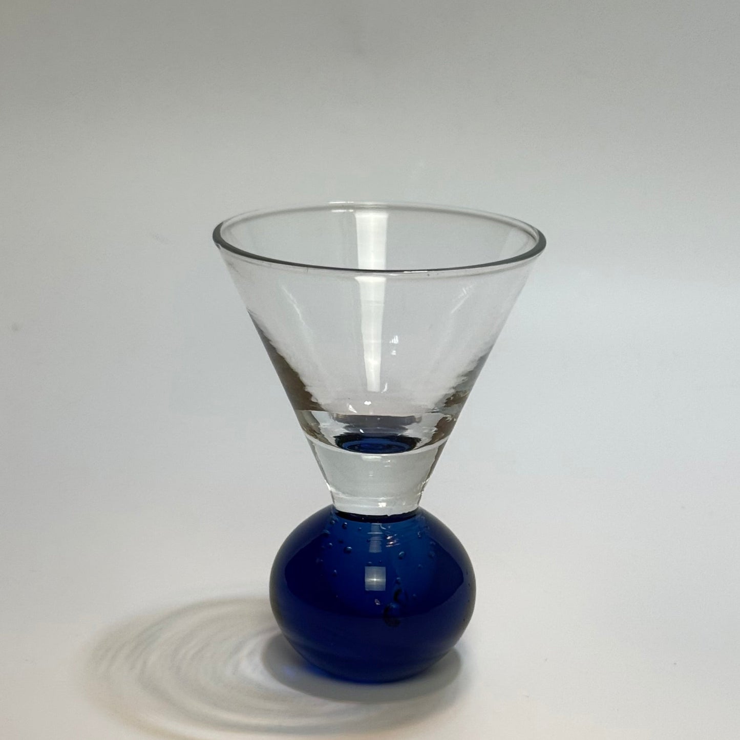 Vintage martiniglas med blå kuglestilk – midcentury stil