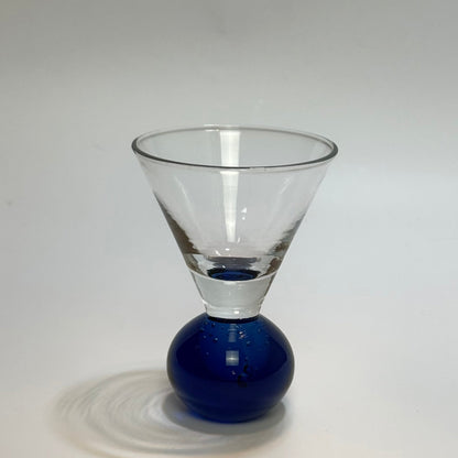 Vintage martiniglas med blå kuglestilk – midcentury stil