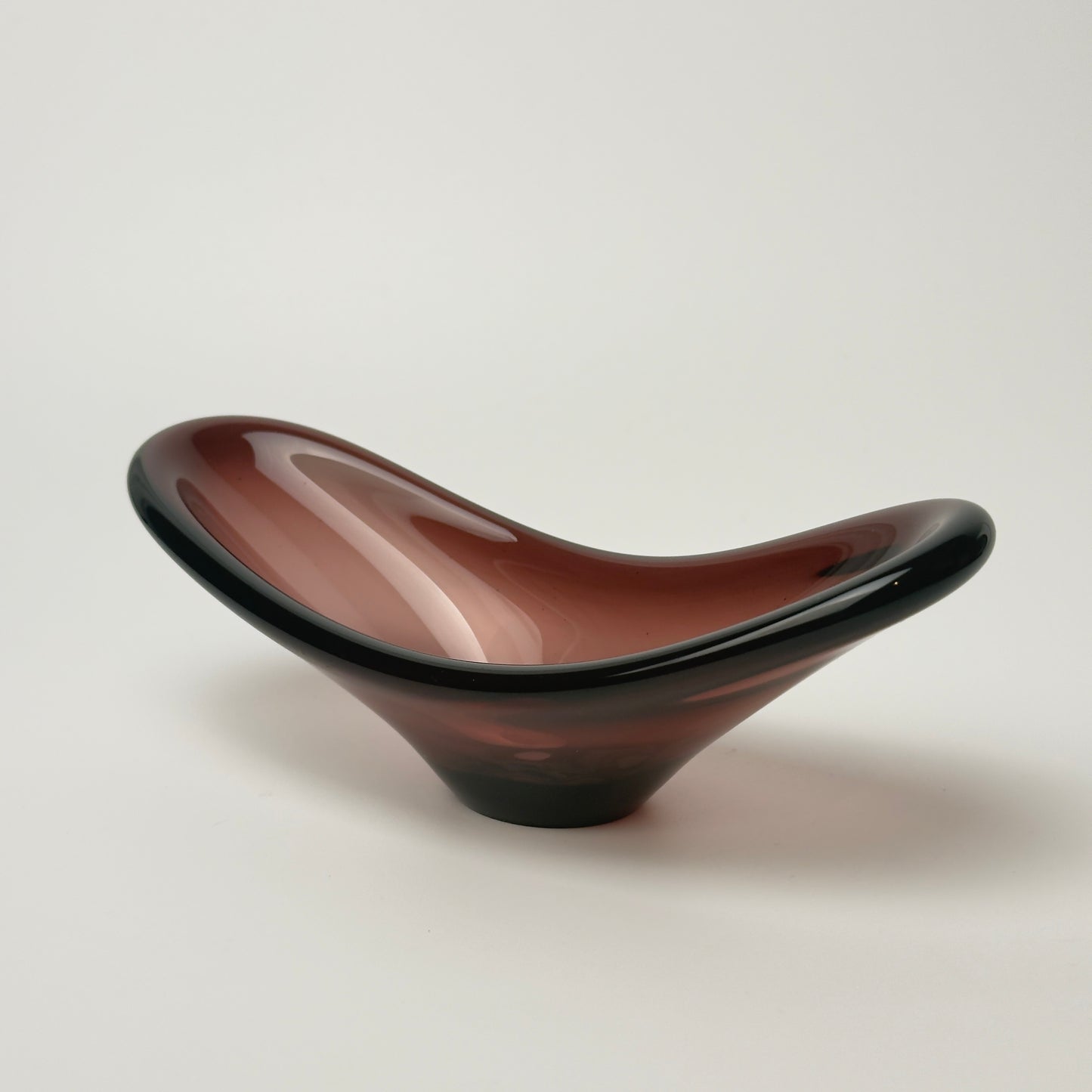 Glasskål i auberginefarvet glas – freeform 1960-70'erne, muligvis Flygsfors