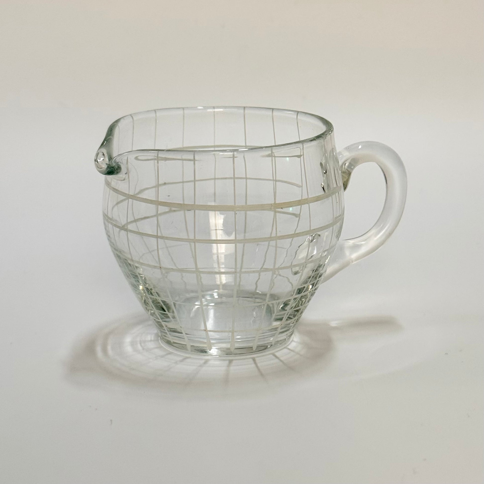 Vintage flødekande i klart glas med hvidt gittermønster – mid century design