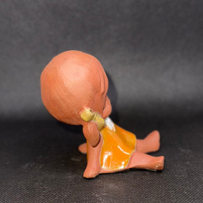 Lille japansk barnefigur i keramik – 1950’erne