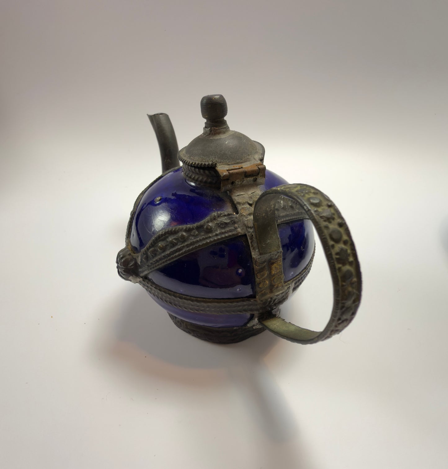 Unikt marokkansk dekorationssæt med glasflakon, miniature tajine og tekande