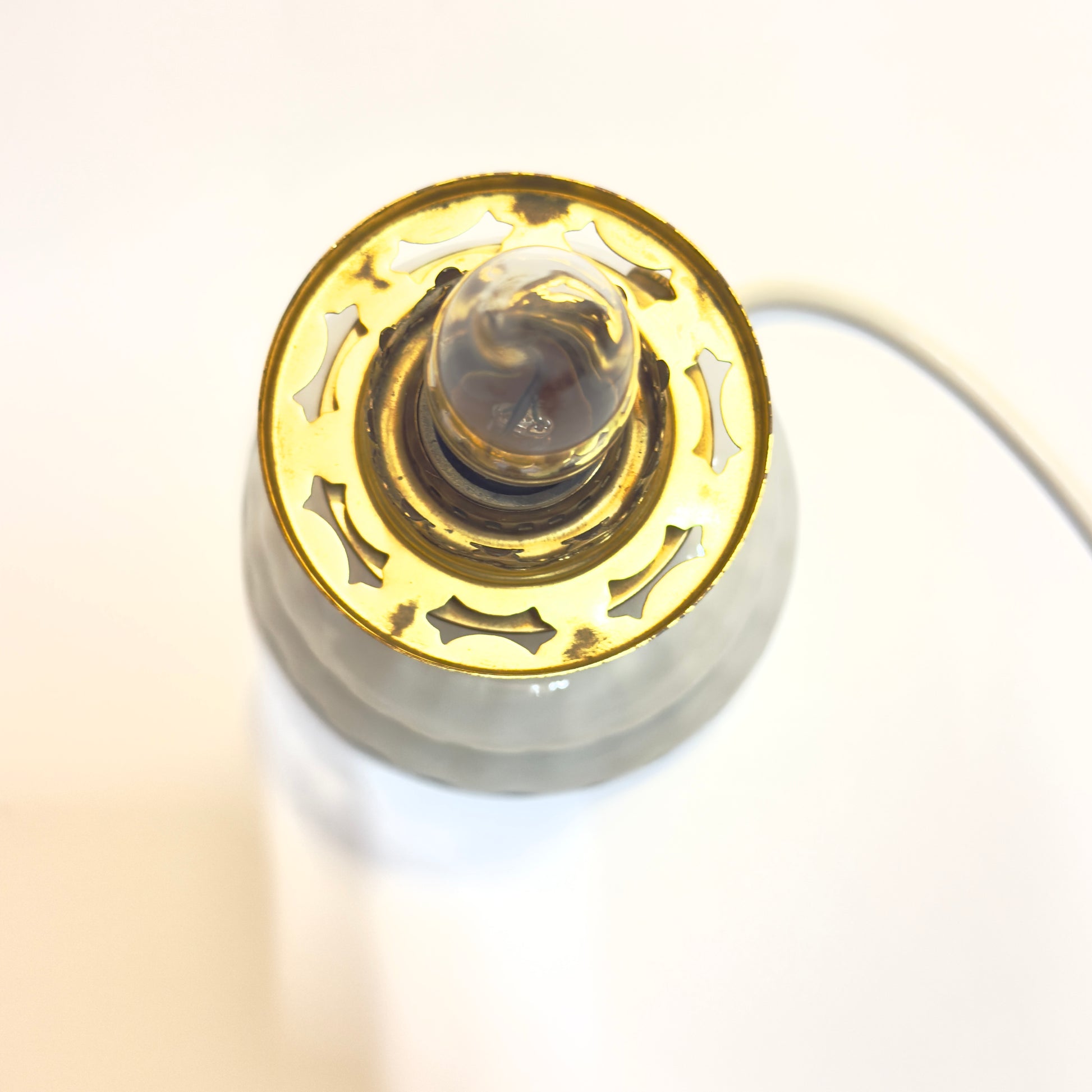 Holmegaard “Dagmar Mini” fadlampe – hvid opalglas, messing