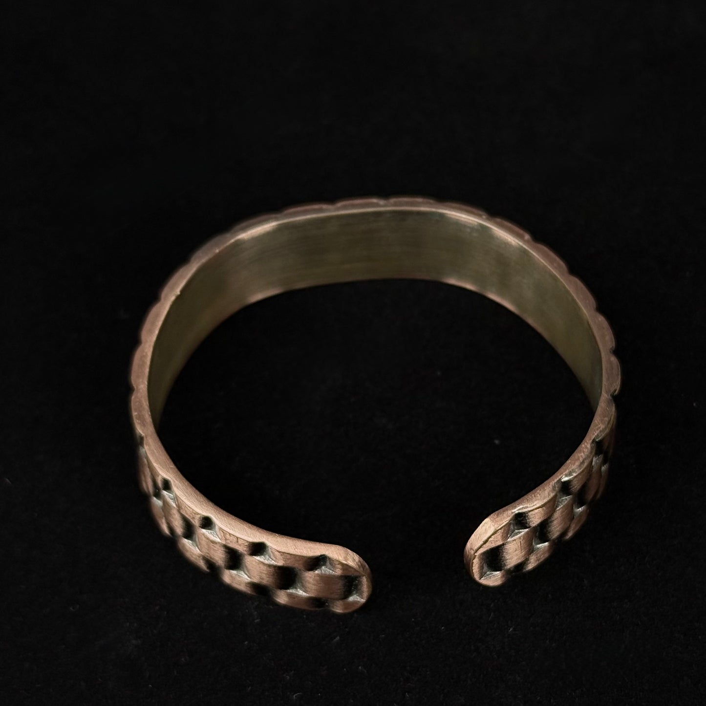 Kobber armbånd med magneter og præget mønster
