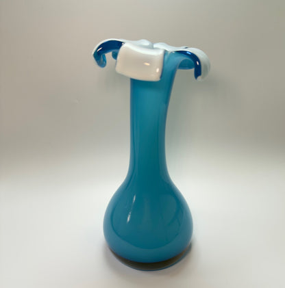 Mundblæst glasvase i hvid og blå opalglas