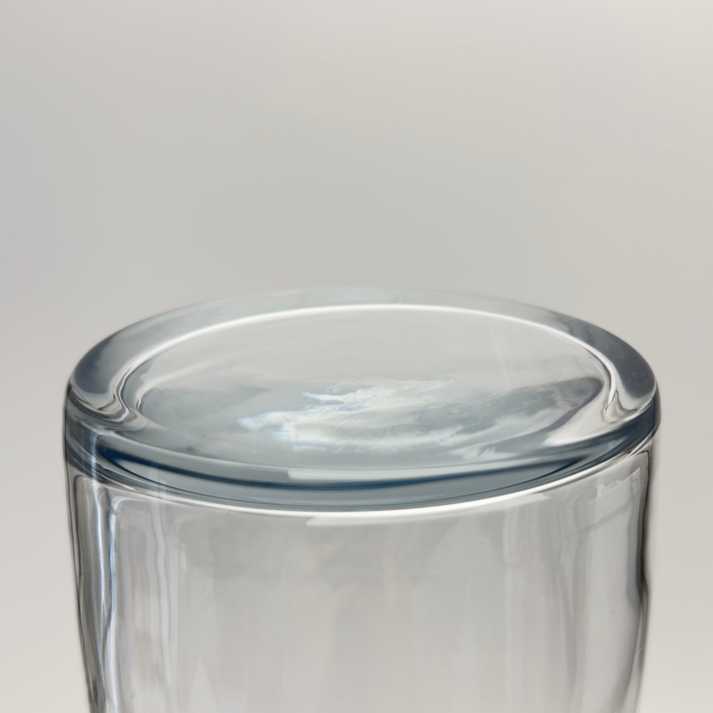 Glasvase i klart glas med svunget form, 26 cm