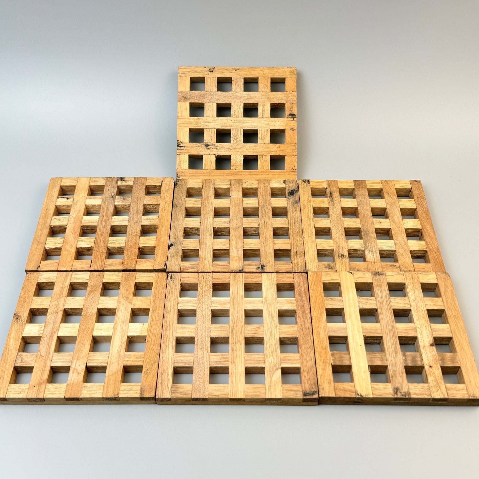 Vintage bordskånere i fingersamlet træ – sæt med 7 – 10,5 × 10,5 cm
