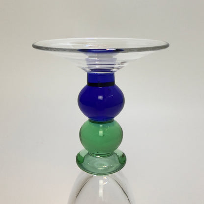 Vinglas med dekorativ stilk og grønne og blå glaskugler – midcentury design
