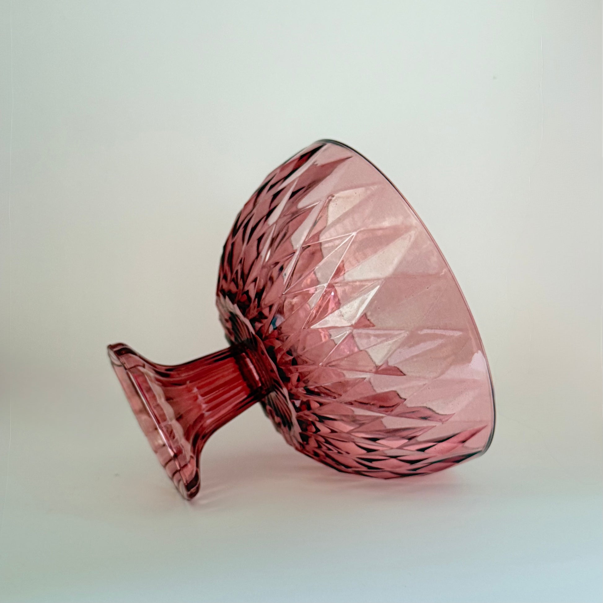 Flot rosa opsatsskål i glas fra 1960-1970’erne