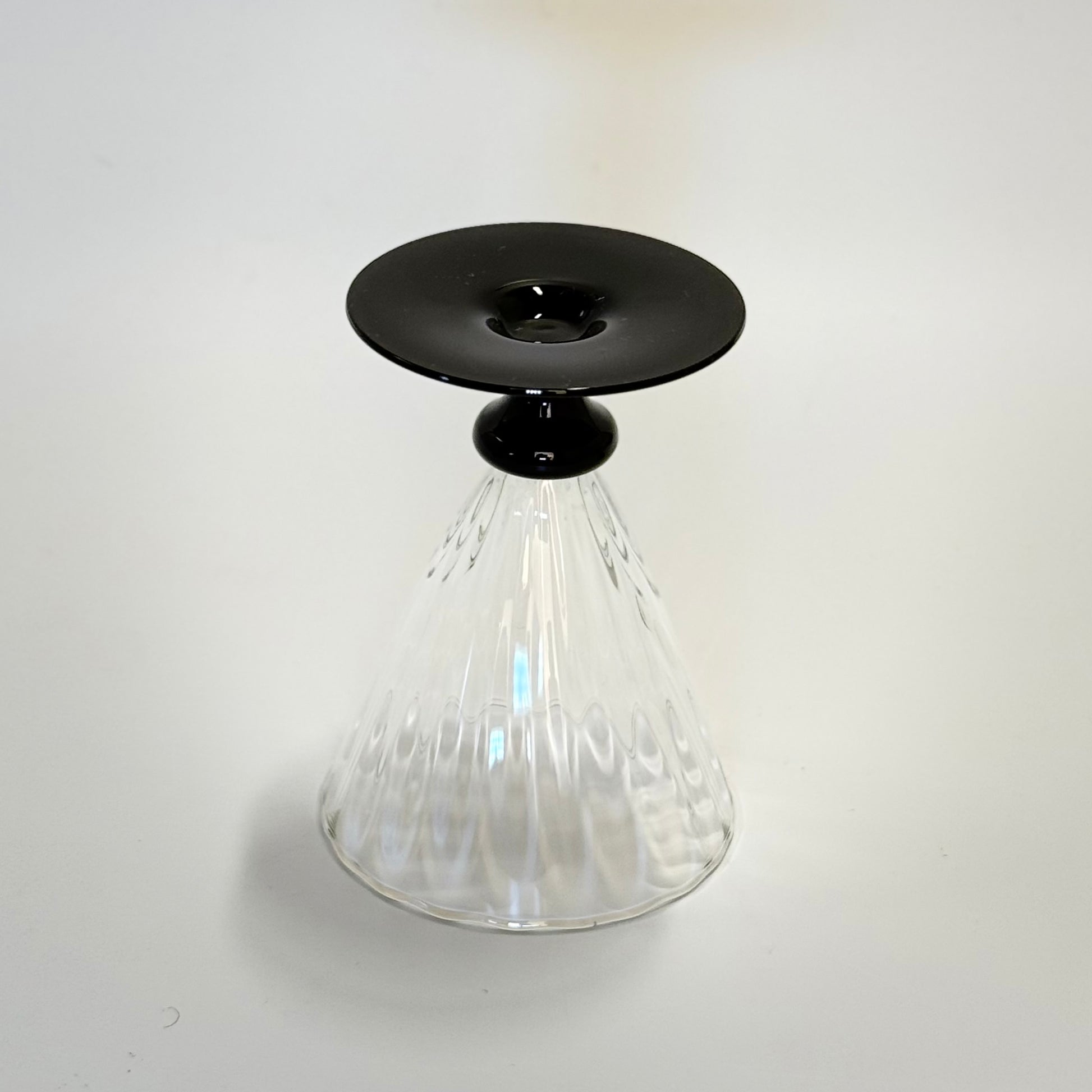 Holmegaards Klintholm med optiske striber og sort stilk og fod, hedvinsglas