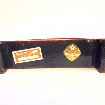 Kinesisk korkudskæring med landskab, pagode og panda udskæring i glasmontre