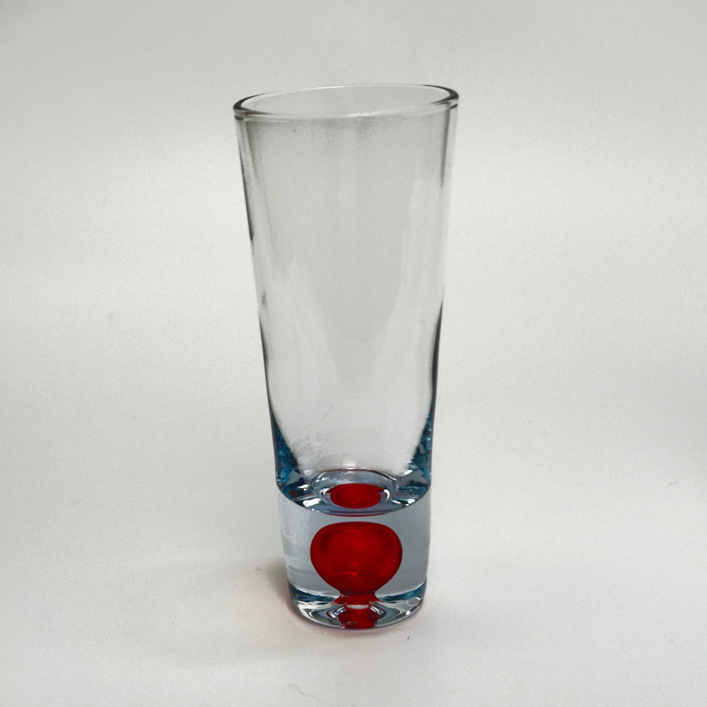 Vintage shot/snapseglas i klart kunstglas med rød indkapslet glaskugle