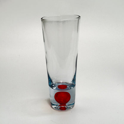 Vintage shot/snapseglas i klart kunstglas med rød indkapslet glaskugle