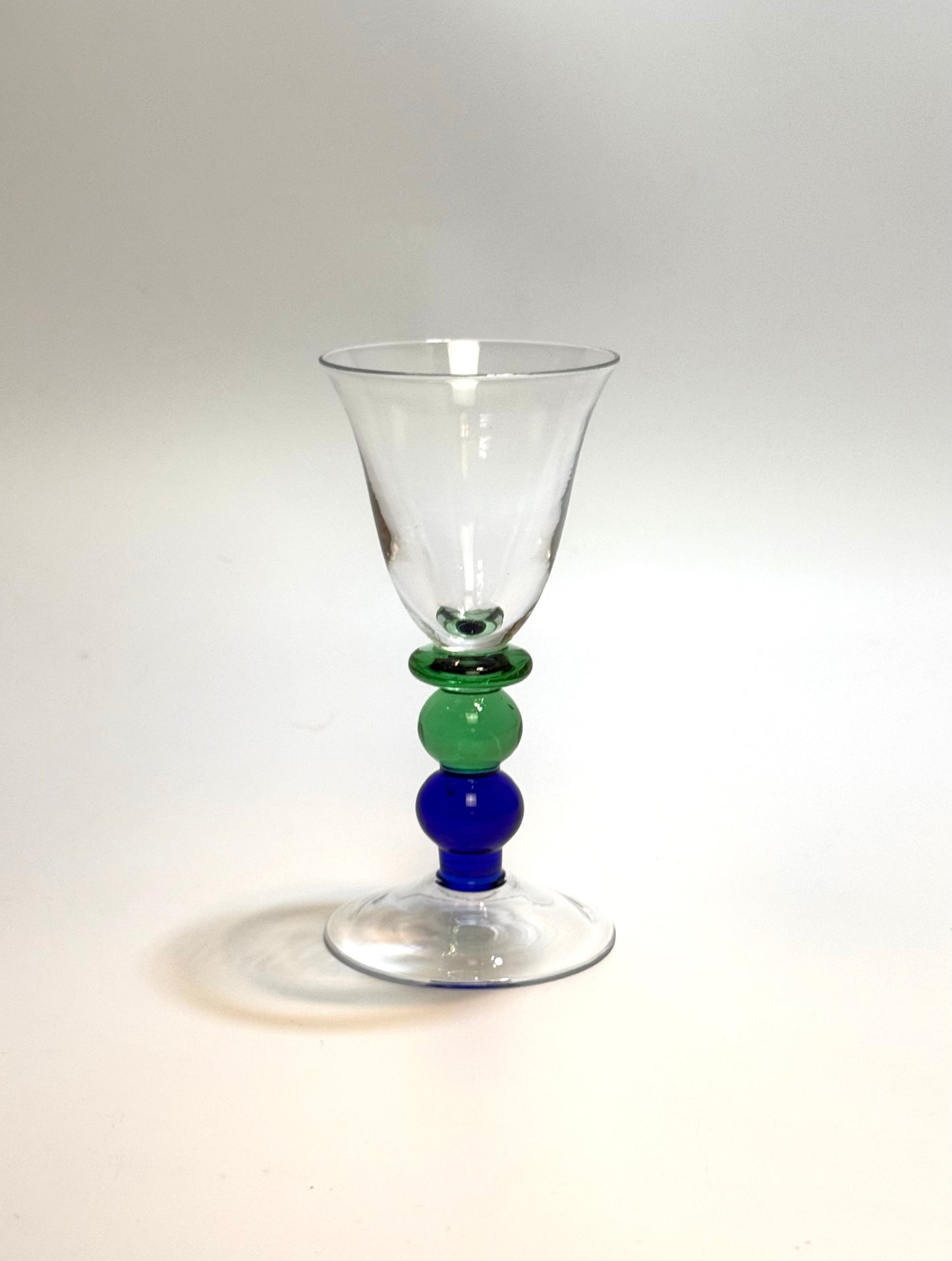 Vinglas med dekorativ stilk og grønne og blå glaskugler – midcentury design