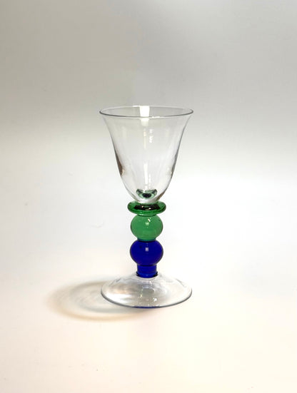 Vinglas med dekorativ stilk og grønne og blå glaskugler – midcentury design