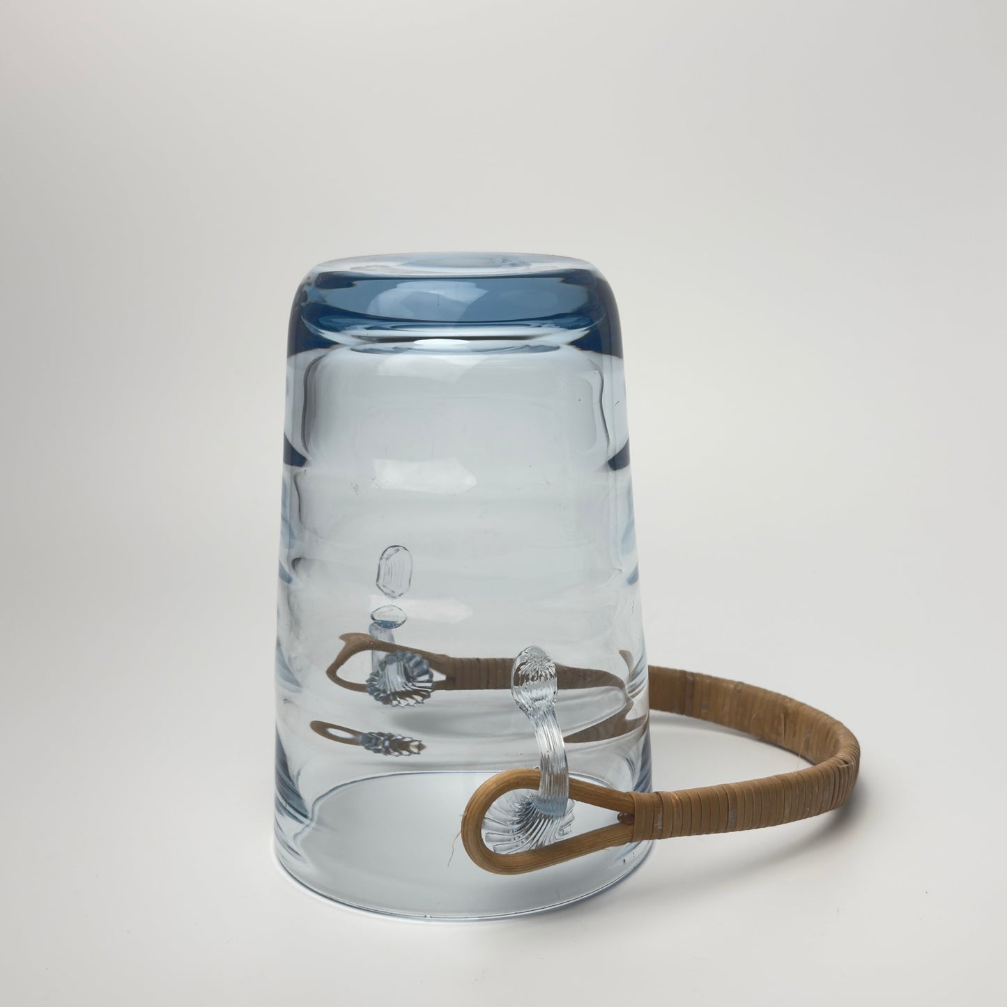 Holmegaard vintage isspand i lyseblåt glas med rattan hank, 1930-1950'erne