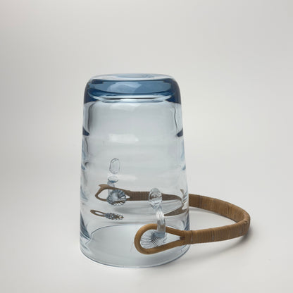 Holmegaard vintage isspand i lyseblåt glas med rattan hank, 1930-1950'erne