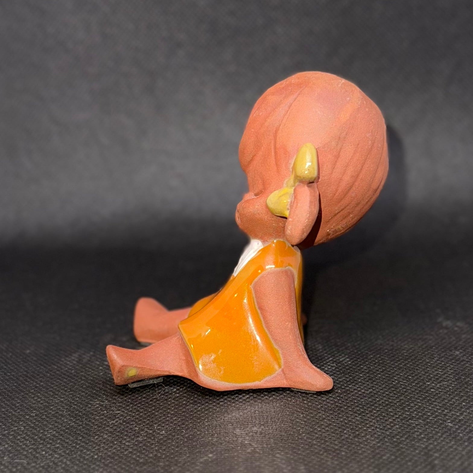 Lille japansk barnefigur i keramik – 1950’erne