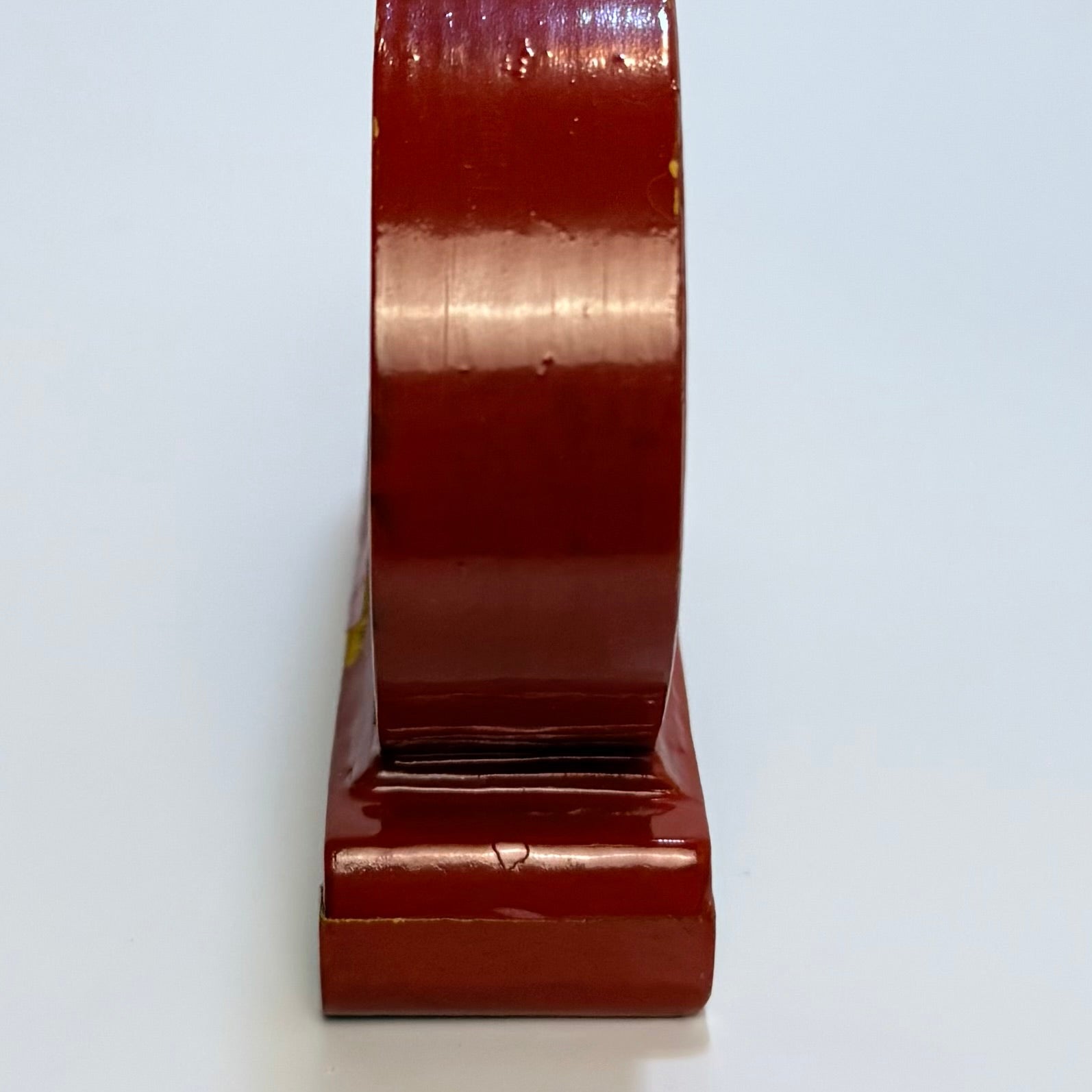 Kinesisk korkudskæring med landskab, pagode og panda udskæring i glasmontre