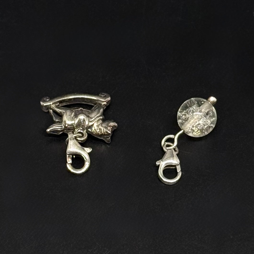 2 vintage charms i 925 sølv – gyngehest og glassten